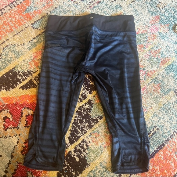Lululemon Blue Zipper Pocket Low Rise Striped Activewear Capri Leggings Size 10 - Picture 2 of 6